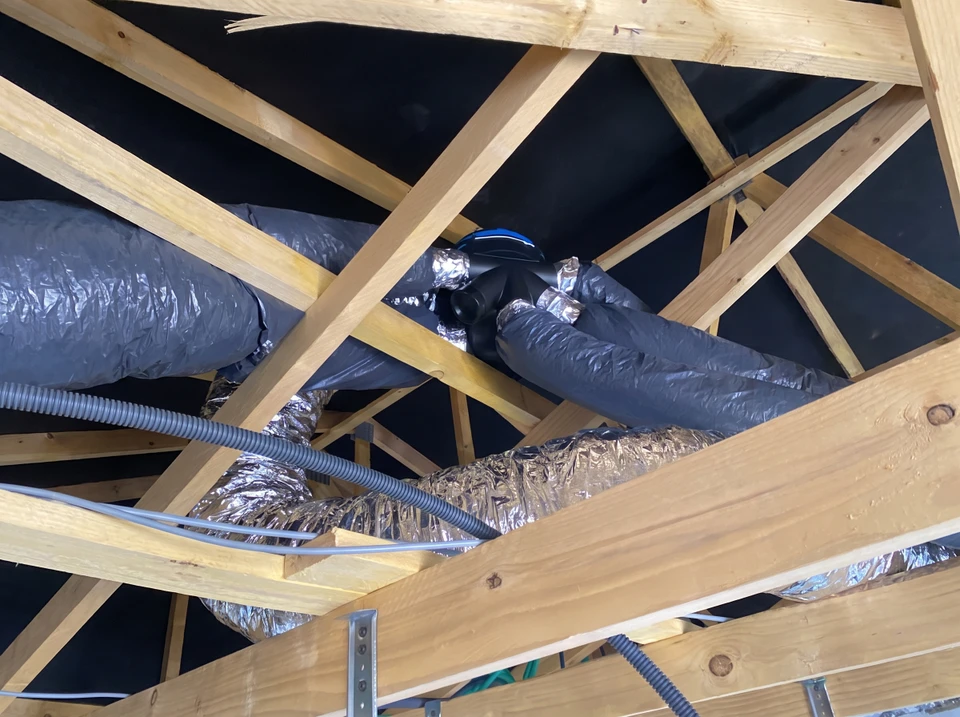 Salle froide industrielle avec deux portes isothermes blanches, l'une fermée à poignée noire, l'autre ouverte
