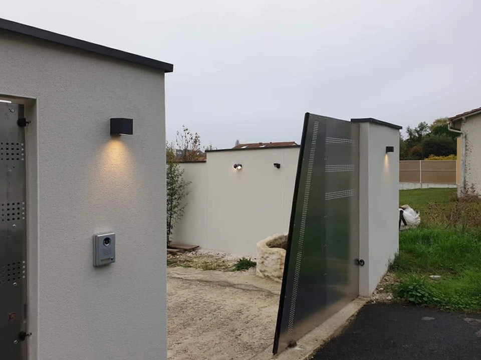 Salle technique avec baie informatique murale noire de type 19 pouces, environ 12U, fixée en angle